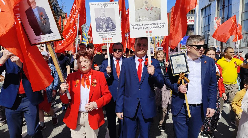 Колонна КПРФ в сердце Бессмертного полка Тюмени в 81-ю годовщину Великой Победы