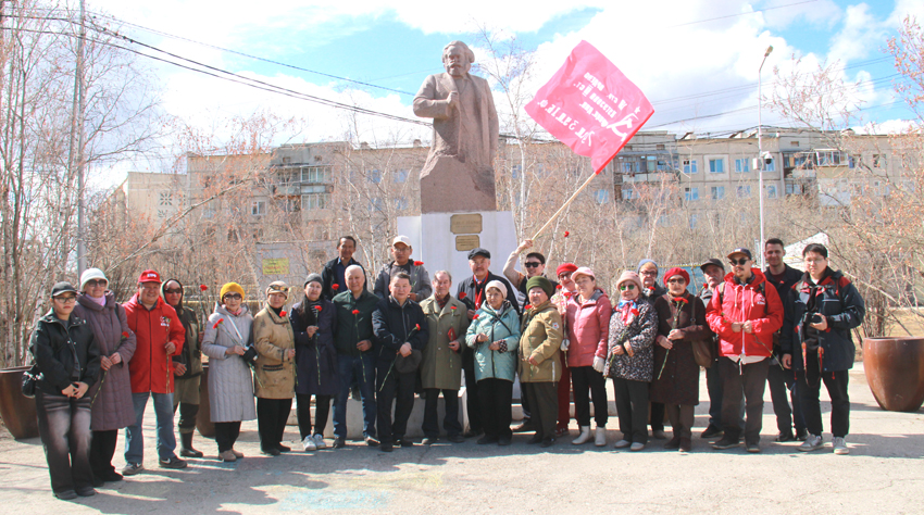 Нет — глумлению над памятником К. Марксу и одноименным сквером! Коммунисты Якутии провели субботник и митинг, посвященные 208-й годовщине со дня рождения основоположника научного коммунизма