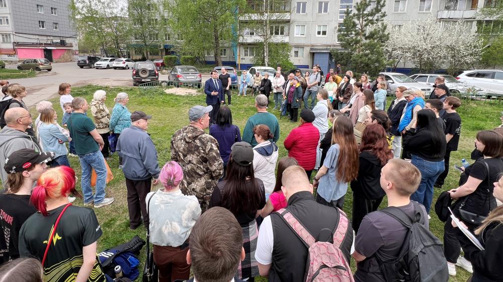 Олег Лебедев продолжает проводить массовые встречи с жителями Великого Новгорода