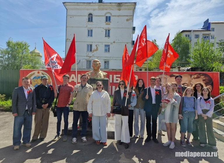 Пенза. Возложение цветов в День Победы