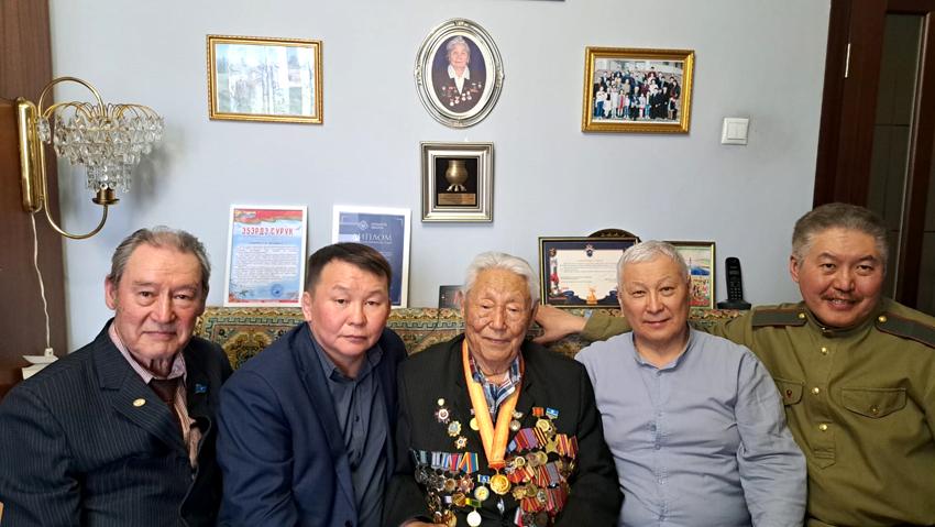 Якутия. Секретари рескома КПРФ встретились с легендарным фронтовиком