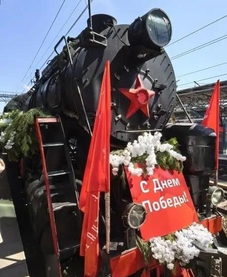 Представительницы Самарского регионального отделения ВЖС «Надежда России» встретили «Паровоз Победы»