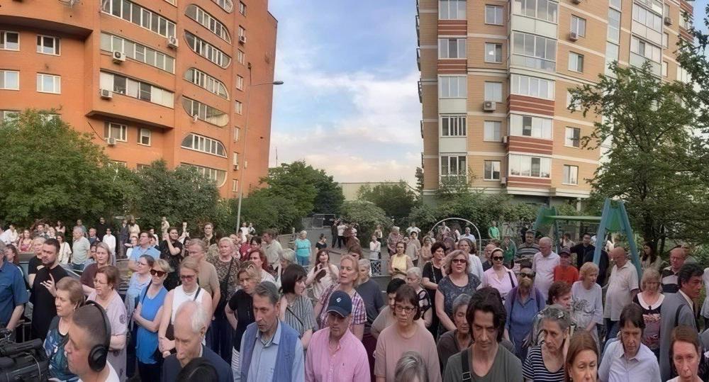 Москва. Капитализм против зеленых легких: как сотни жителей Преображенского вышли на встречу с депутатом Обуховым, чтобы спасти свой район от бетонного катка