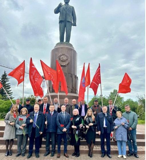 О.Н. Алимова во время визита в Калининградскую область совместно с депутатом Госдумы фракции КПРФ С.П. Обуховым возложили цветы к памятнику Михаилу Ивановичу Калинину