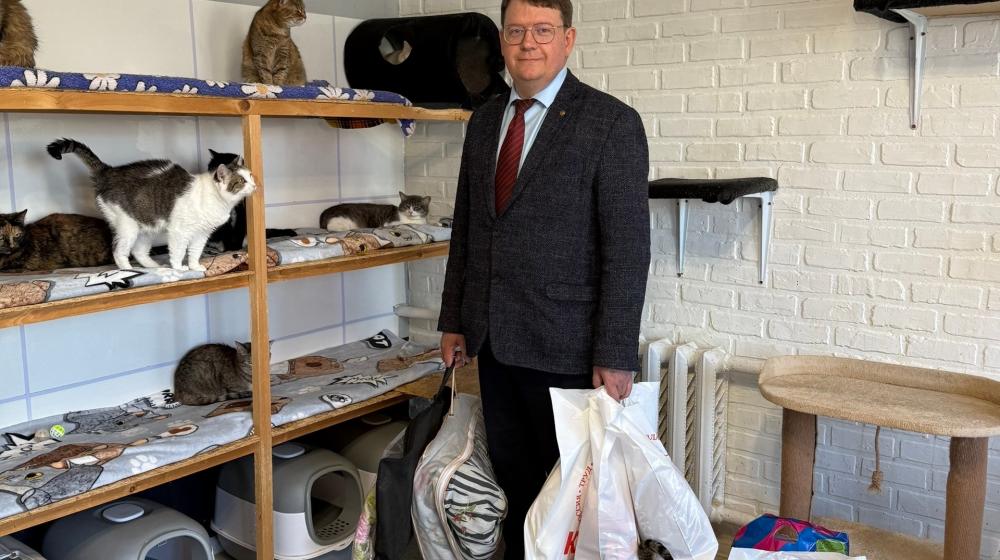 Самарская область. Лидер самарских коммунистов оказывает помощь приютам для животных в Новокуйбышевске