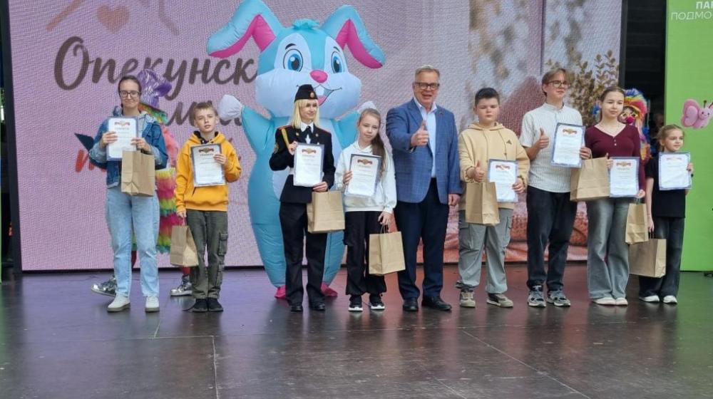 Руководитель фракции КПРФ в Мособлдуме Александр Наумов поздравил маленьких жителей Домодедово с Днем защиты детей