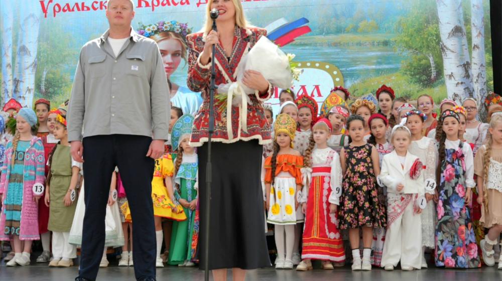 Депутат Виктория Ивачева приняла участие в церемонии открытия конкурса «Уральская краса — длинная коса 2026»