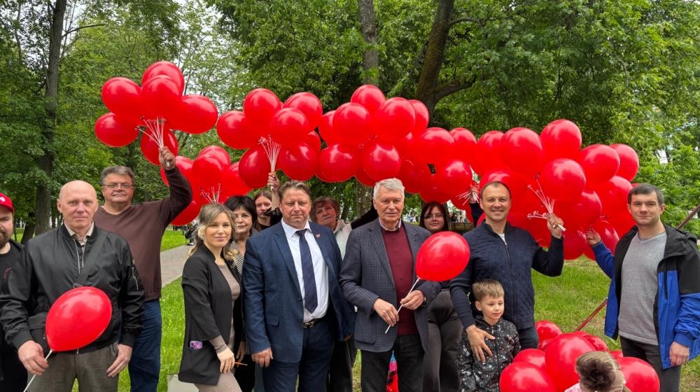 Красные шары в День защиты детей в Костроме