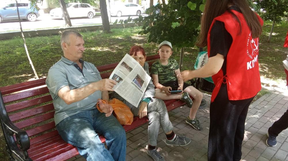 «Красные в городе»: крымские комсомольцы распространяют свежий выпуск газеты «Правда»