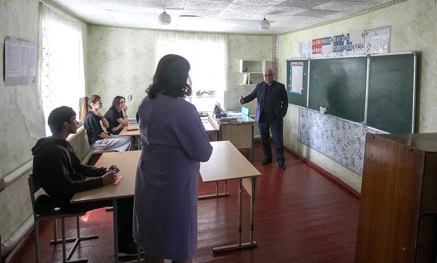 Глава фракции КПРФ в Народном Хурале Калмыкии Николай Нуров проинспектировал капитальный ремонт сельских школ