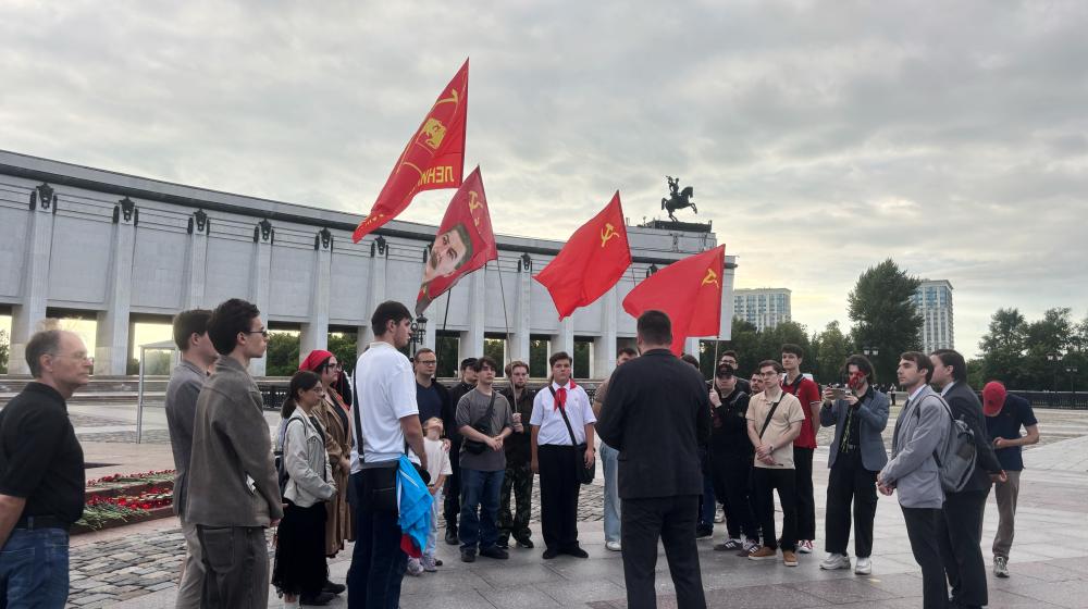Москва. На Поклонной горе прошла комсомольская «Вахта памяти»