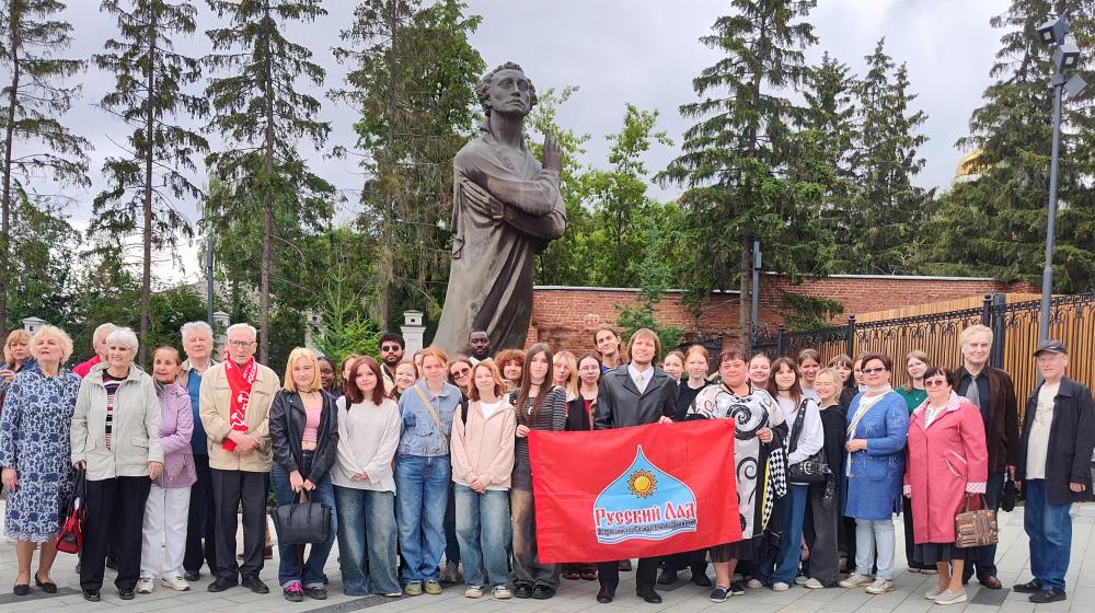 В День русского языка свердловские коммунисты и движение «Русский лад» провели праздник у памятника поэту