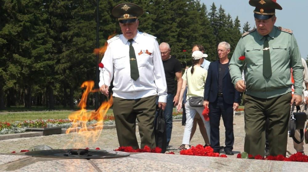 Омск. В День Памяти и скорби активисты КПРФ возложили цветы в Парке Победы к скульптурам Матери-сибирячки и Воину-освободителю