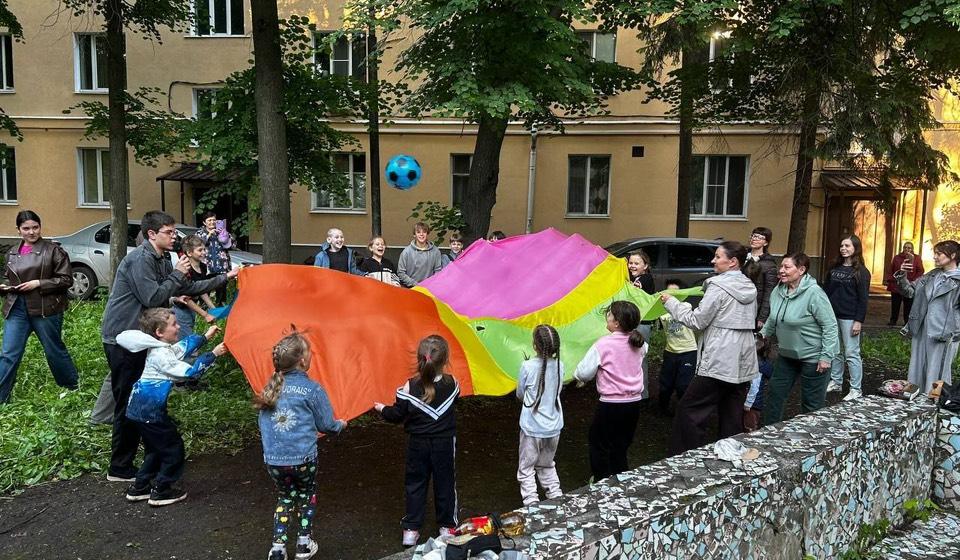 Лидер пензенских коммунистов Олег Шаляпин поздравил ребят своего округа с Днем защиты детей