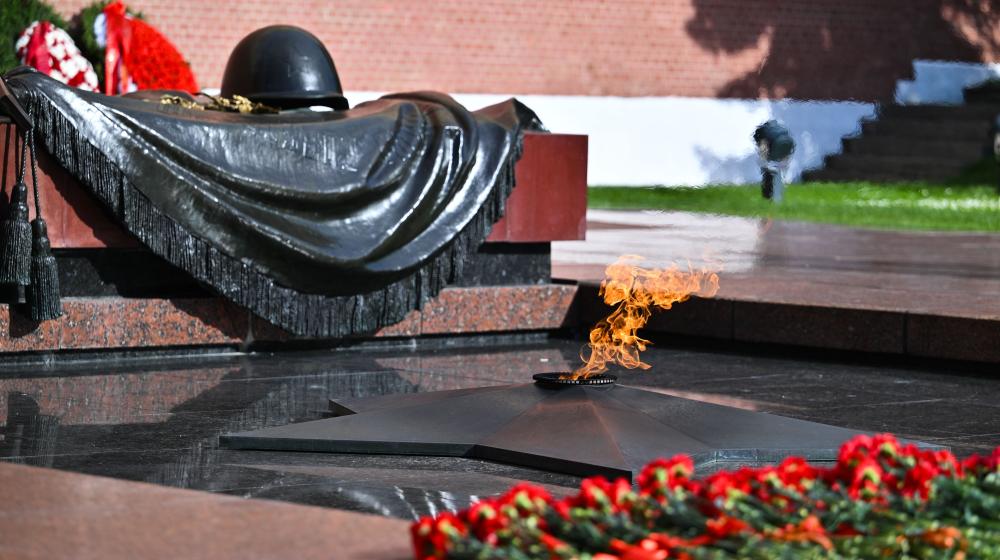 Возложение венков и цветов к Могиле неизвестного солдата