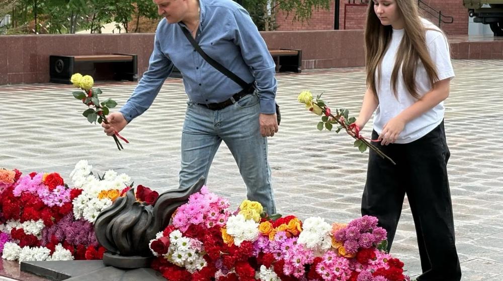 Ямальские коммунисты возложили цветы к мемориалам погибших советских воинов