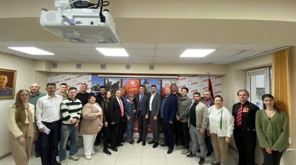 В Южно-Сахалинске 28 мая прошло расширенное собрание актива городского отделения КПРФ и сторонников партии с участием секретаря ЦК КПРФ, депутата Государственной Думы Алексея Викторовича Корниенко