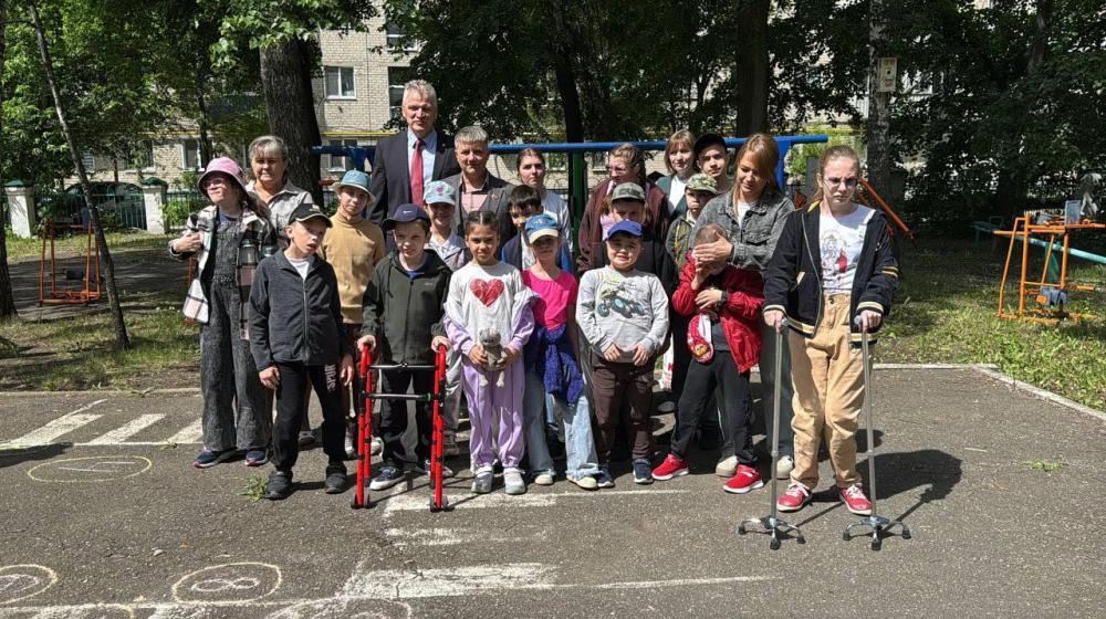 «Чужих детей не бывает»: ульяновские коммунисты поздравили воспитанников детских домов с 1 июня