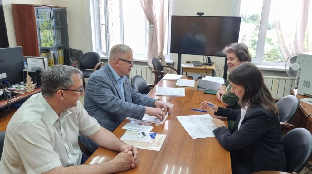 Секретарь МК КПРФ Александр Наумов сдал документы в окружную избирательную комиссию в Ступино по выборам депутатов в Государственную Думу