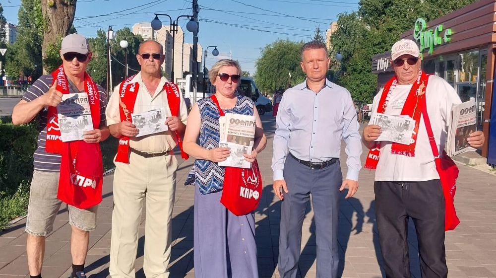 Саратовская область. В Балаково коммунисты в ходе агит-рейда распространили материалы с позицией областного отделения партии по ситуации с ценами и доступностью бензина