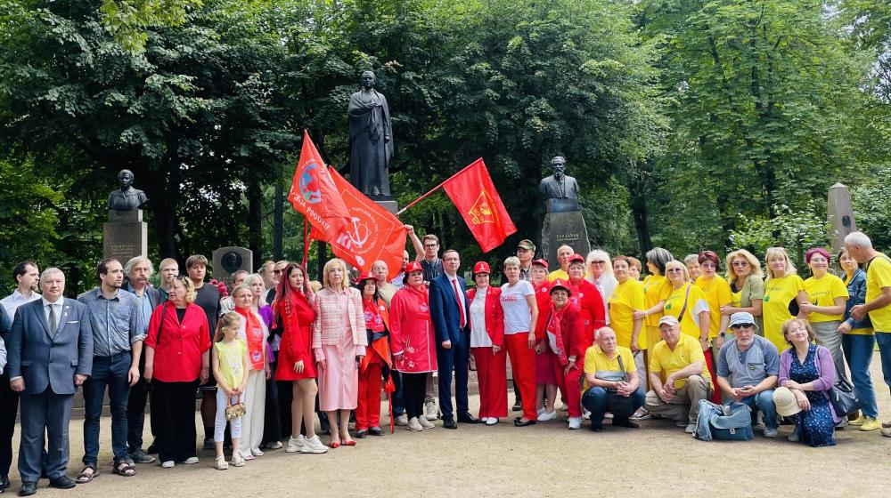 Подмосковные коммунисты в рабочем строю!