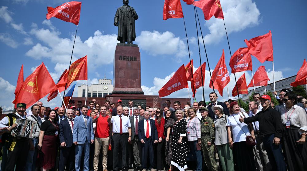 Г.А. Зюганов возложил цветы к памятнику Ленину в Казани