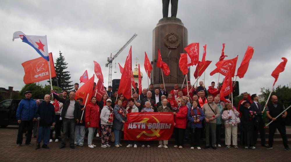 От пепелища войны — к цветущему саду: в Калининграде коммунисты отметили 80 летие региона
