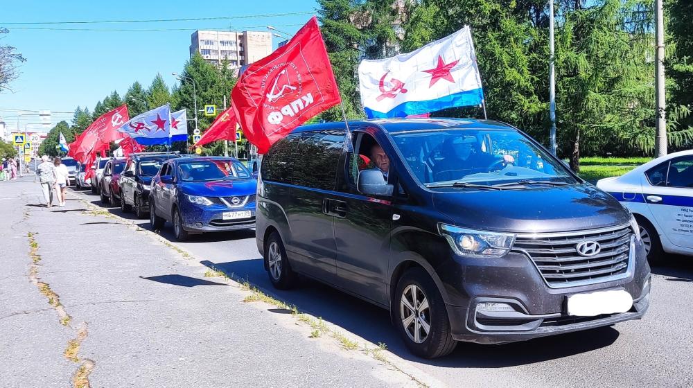Коммунисты Архангельска украсили День ВМФ «Красными крыльями Победы»