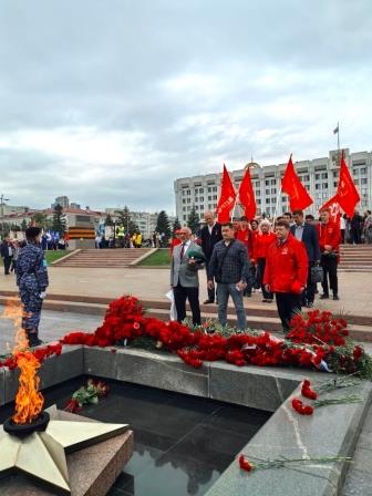 Коммунисты и комсомольцы Самары возложили цветы к Вечному огню в честь ветеранов боевых действий
