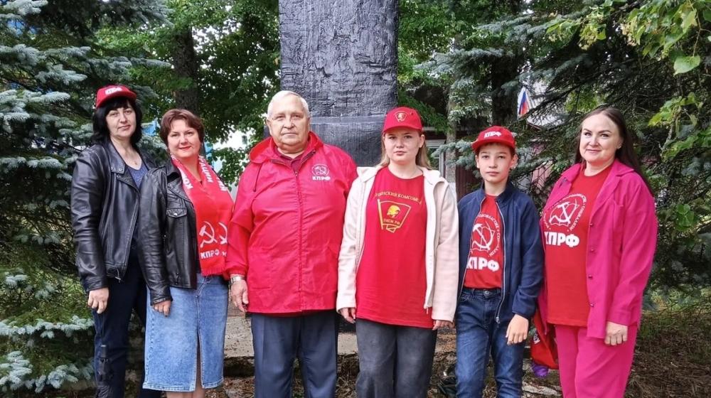 Брянская область. Климовские коммунисты открыли обновлённый памятник В.И. Ленину в с.Митьковка