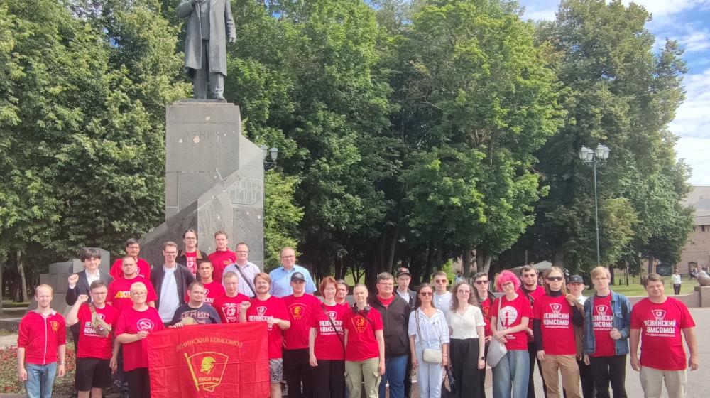 От уличной акции до учёбы и дискуссий: в Великом Новгороде продолжается слёт комсомольского актива СЗФО