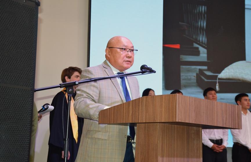 Заместитель Председателя Народного Хурала Калмыкии – глава фракции КПРФ Николай Нуров вручил дипломы выпускникам КалмГУ