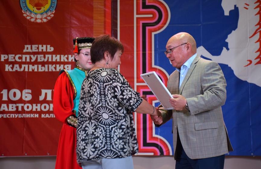 Глава коммунистов Калмыкии Николай Нуров поздравил черноземельцев с Днем республики