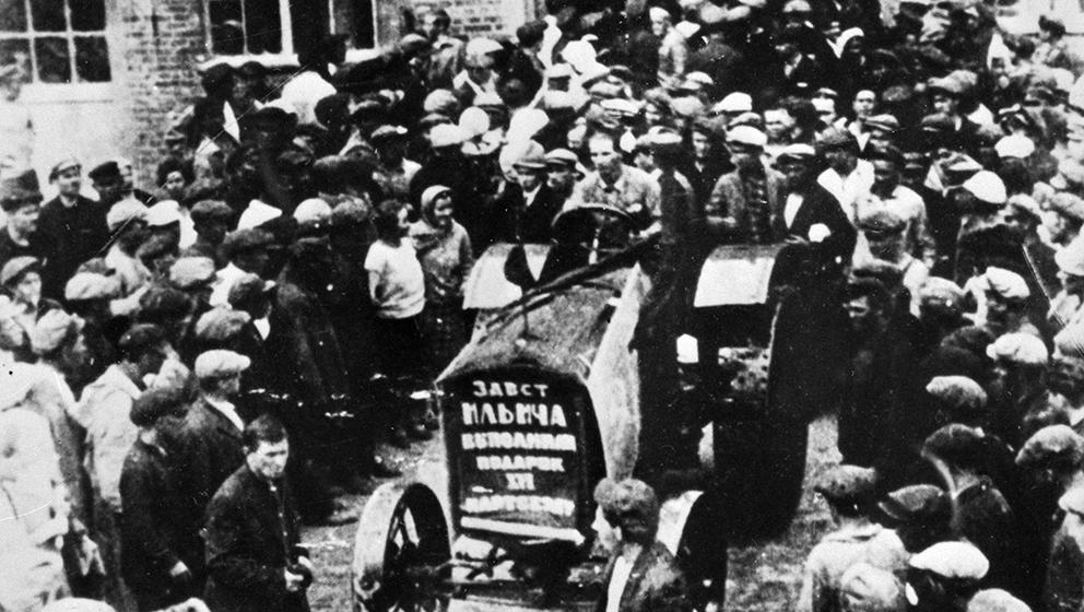 Труженик и воин. Газета «Правда» о 100-летии со дня закладки Сталинградского тракторного завода