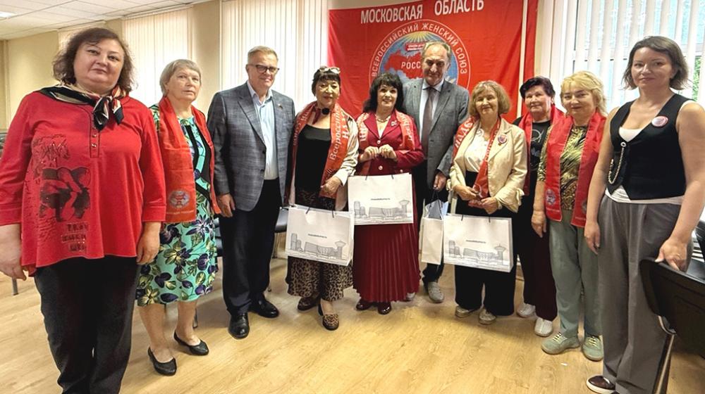 Подмосковные коммунисты наградили женщин из МОО «Всероссийский Женский Союз - Надежда России» за верность семейным традициям