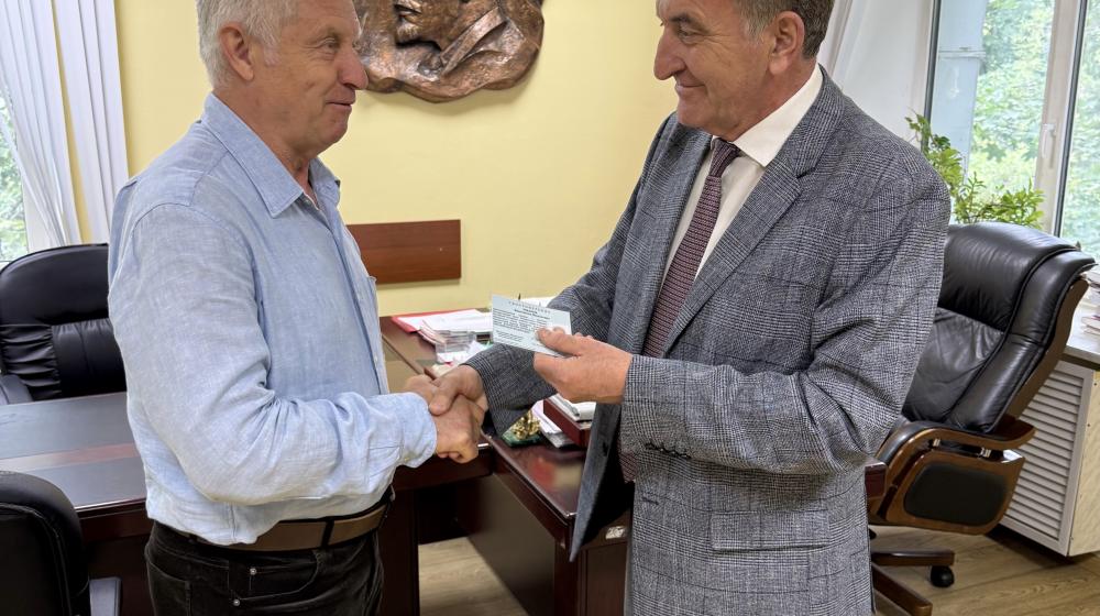 Николай Васильев вручил удостоверение кандидата в Госдуму  генерал-майору Константину Чмарову