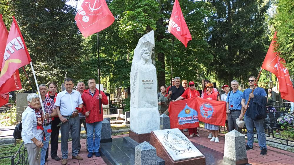 Коммунисты почтили память первого руководителя Брянской области А.П. Матвеева