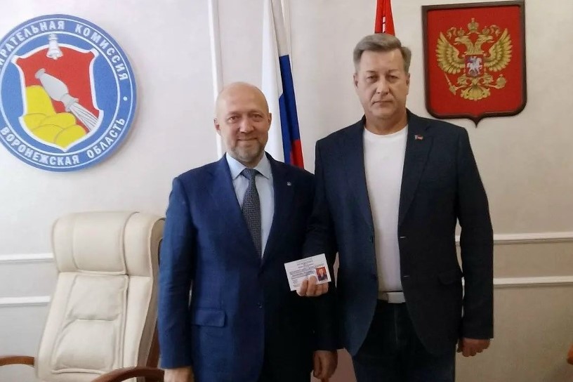 Воронеж: Кандидат в депутаты в Госдуму по 90 Воронежскому одномандатному округу Денис Коломенцев получил регистрационное удостоверение в облизбиркоме