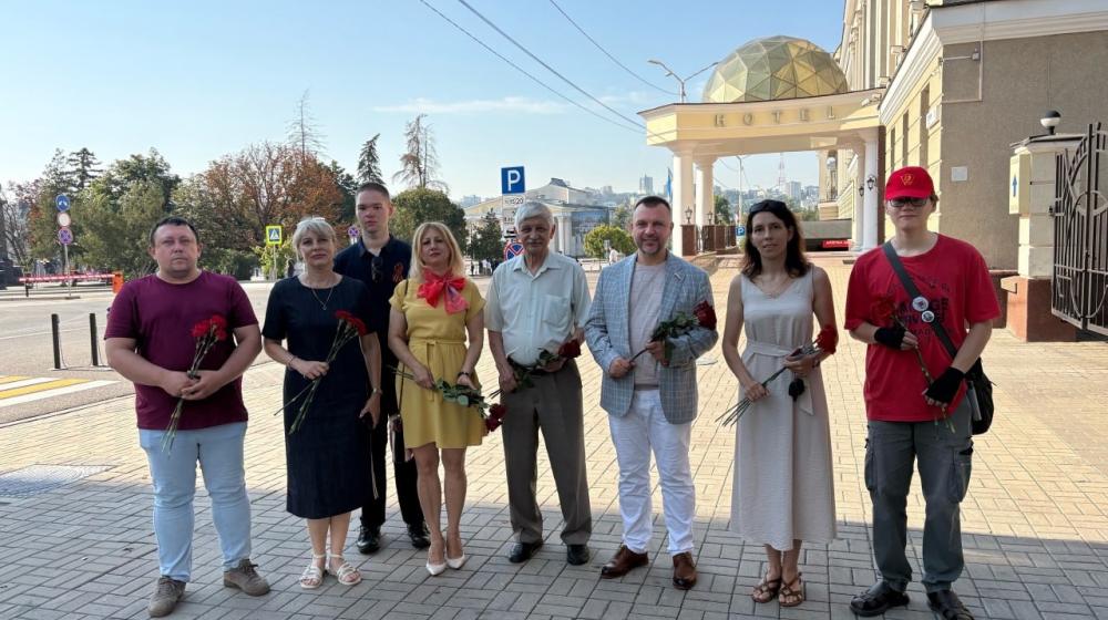 Коммунисты и комсомольцы почтили память героев-освободителей Белгорода