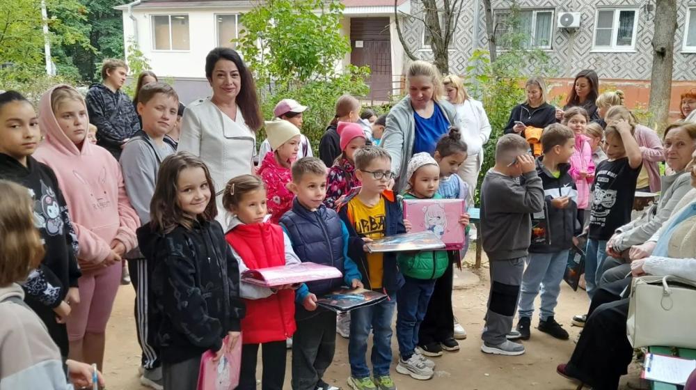 Калужские коммунисты помогают многодетным и малообеспеченным готовить детей к школе