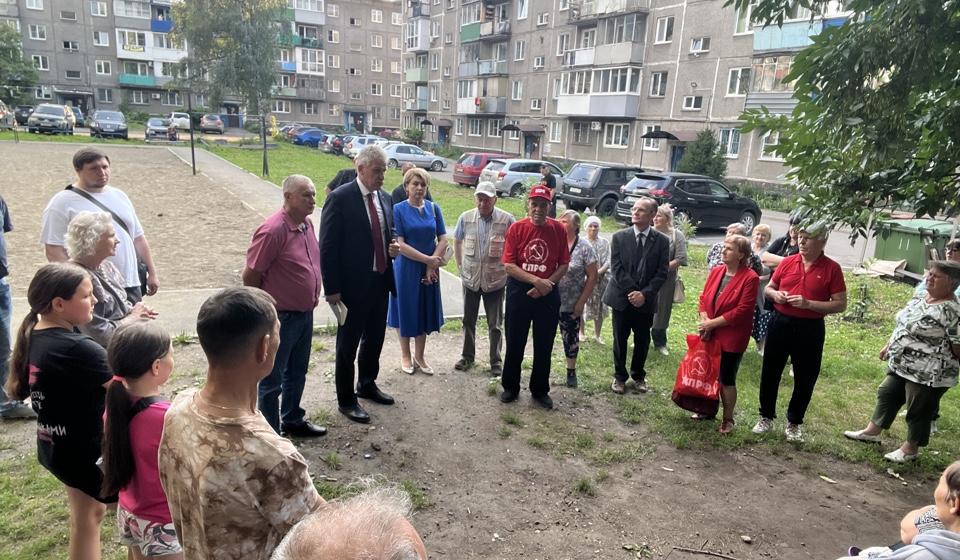 Новокузнецк: Депутаты КПРФ вышли на встречу с жителями улицы Горького