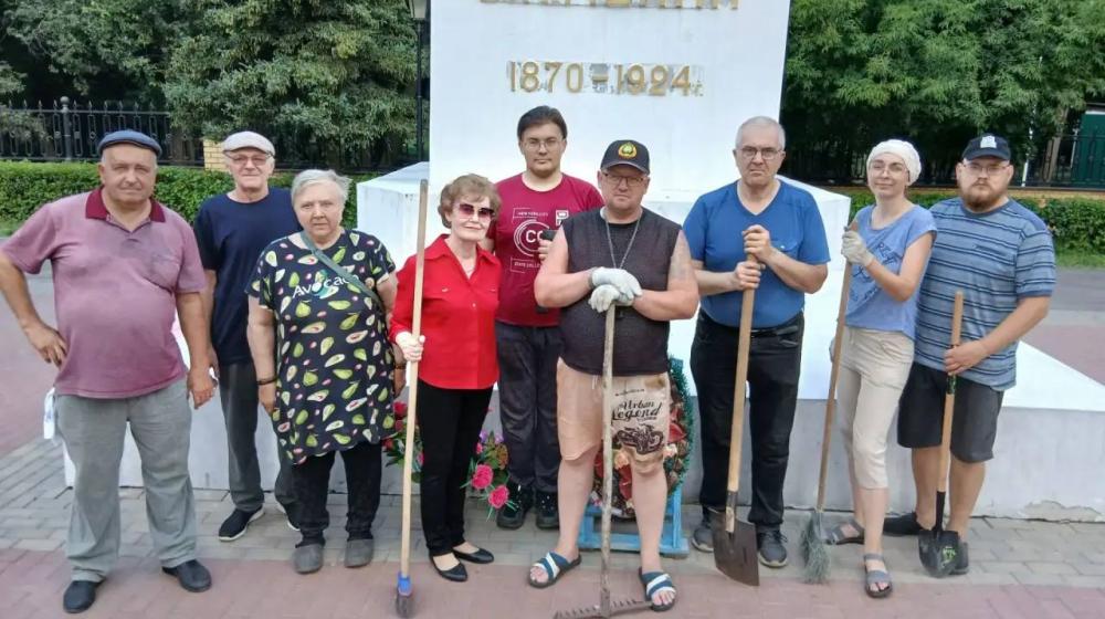 Пензенская область. Коммунисты Кузнецка провели субботник у первого памятника Ленину