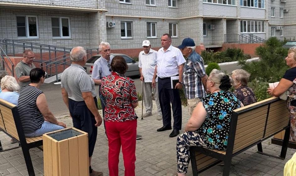 Краснодарский край. Коммунист-депутат Госдумы Н.И. Осадчий проводит встречи с жителями в Ейском районе