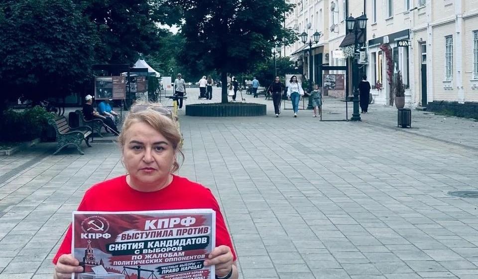 В Нальчике прошла серия одиночных пикетов с требованием возвращения представителей КПРФ в избирательный процесс
