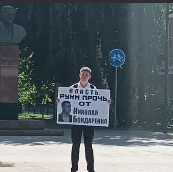 Саратовские коммунисты провели серию одиночных пикетов в поддержку кандидатов-коммунистов, которые сегодня сталкиваются с политическим давлением