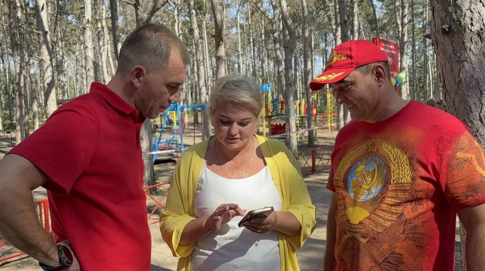 Херсонские и запорожские коммунисты открыли детскую площадку