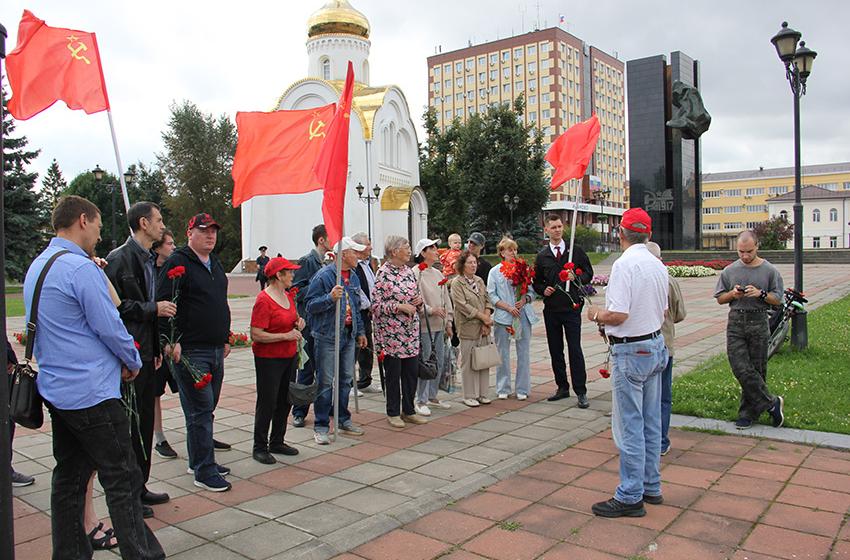 В Иванове коммунисты и сторонники КПРФ почтили память рабочих, расстрелянных 111 лет назад