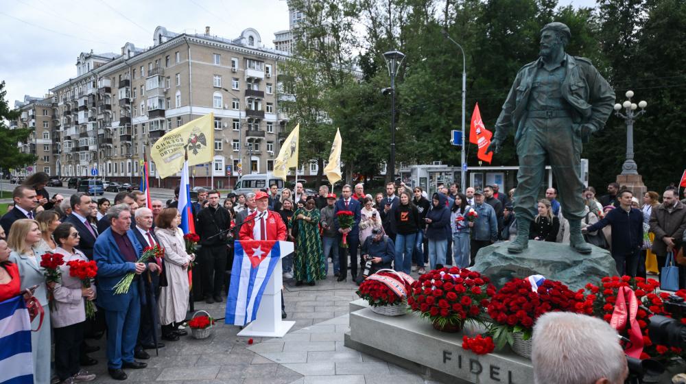Возложение к памятнику Фиделя Кастро