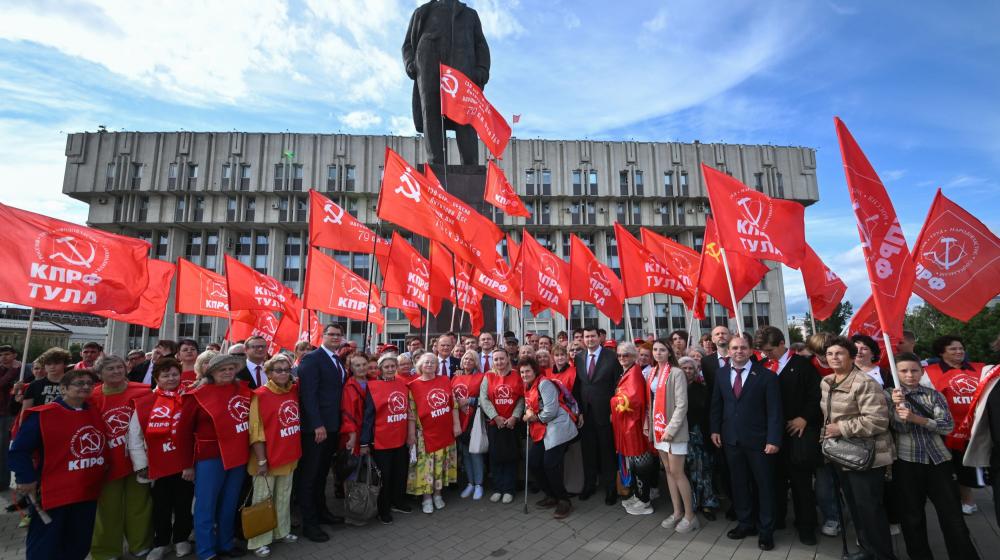 Геннадий Зюганов возложил цветы к памятнику В.И. Ленину в городе-герое Туле