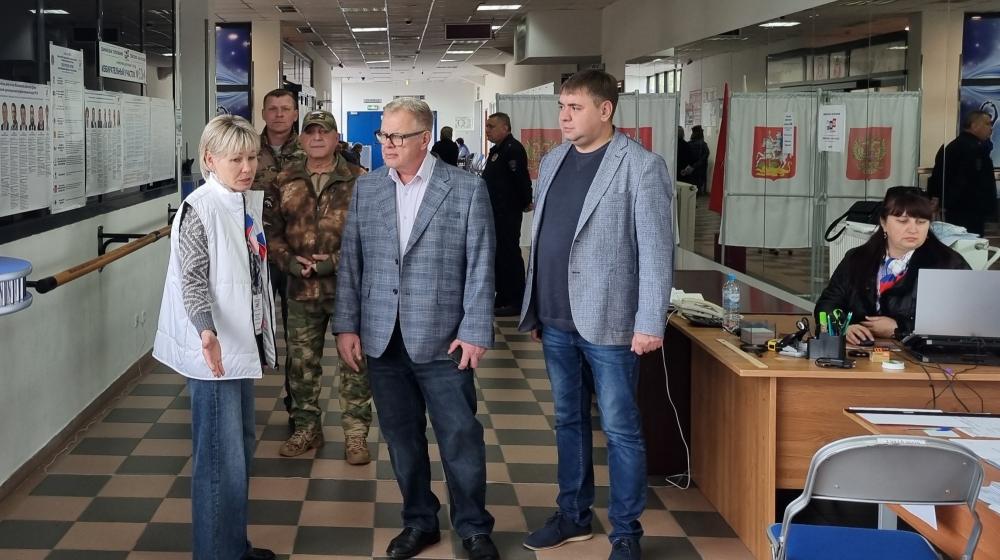 Кандидат в депутаты Государственной Думы, зампред Мособлдумы – руководитель фракции КПРФ Александр Наумов посетил избирательные участки в Чехове
